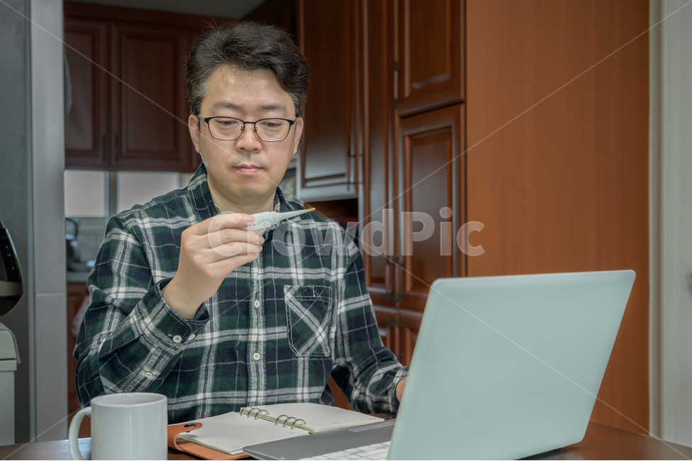 코로나19,코로나바이러스,coronavirus,covid19,원격근무,재택근무자,재택근무,자가격리,텔레마케팅,원격,서비스,인터넷,가정,노트북,컴퓨터,상담,컨셉,남자,남성,비지니스,아시아인,동양인,중국인,한국인,일본인,집,근무,영상통화,중년,4050세,1명,업무,라이프스타일,인물,자택,캐주얼,일,직장인,직장,발열,체온계,체온,감기,독감,사람,인물,인간,human,person,남성,남자,man,male,정보통신기술,전자기기,전자제품,it,information,technology,electronic equipment