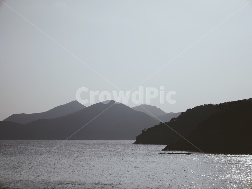 풍경,바다,섬,자연,정적인,조용한,잔잔한,landscape,흑백,한국,자연,풍경,nature,landscape,한국자연풍경,한국자연경관,korea nature landscape,흑백,모노톤,monochrome,black and white,outdoors,옥외,land,땅,water,물,shoreline,해안선,sea,ocean,대양