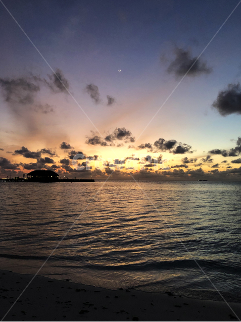 몰디브,maldives,휴양지,섬,island,하늘,일몰,노을,sunset,colorful,sky,구름,cloud,자연,nature,바다,sea,로맨틱,romantic,ocean,대양,water,물,해안선,coast,연안,수평선,outdoors,옥외,달,moon,물결,waves,햇빛,redsky,황혼