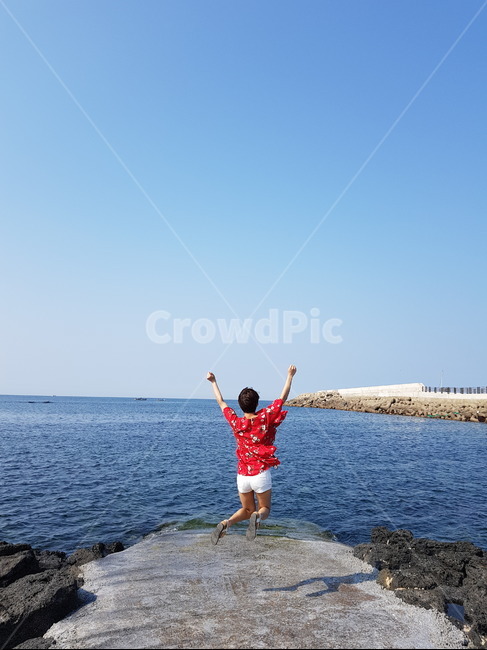 제주도,점프,만세,신남,바다,사람,인물,인간,human,person,감정표현,기분,feeling,emotion