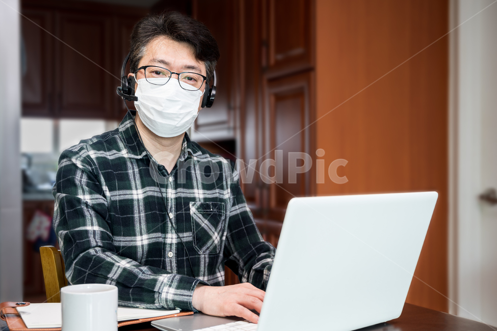 코로나19,코로나바이러스,coronavirus,covid19,원격근무,재택근무자,재택근무,자가격리,텔레마케팅,원격,서비스,인터넷,가정,노트북,컴퓨터,상담,컨셉,남자,남성,비지니스,아시아인,동양인,중국인,한국인,일본인,집,근무,영상통화,중년,4050세,1명,콜센터,업무,라이프스타일,인물,자택,캐주얼,일,직장인,직장,헤드셋,헤드폰,발열,감기,독감,마스크,일회용마스크,사람,인물,인간,human,person,남성,남자,man,male,정보통신기술,전자기기,전자제품,it,information,technology,electronic equipment