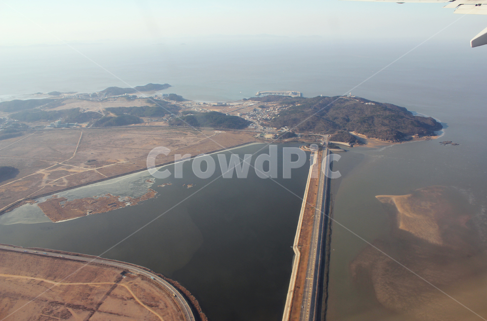 항공촬영,한국,대한민국,인천,갈색,브라운,섬,산,황야,다리,간척지,도로,길,바다,하이앵글,바닷가,해안선,해안가,자연,풍경,자연,풍경,nature,landscape,outdoors,옥외,경치,scenery,water,물,river,강,aerial view,조감도