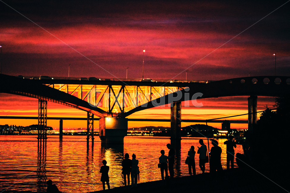 human,인간,person,사람,bridge,다리,building,건물,노을,sunset,야경,밤,풍경,nightscape,night,landscape,사람들,대중,군중,other people,crowd,인물실루엣,사람실루엣,character silhouette,human silhouette,건축물,건물외관,exterior,building,structure,architecture,construction
