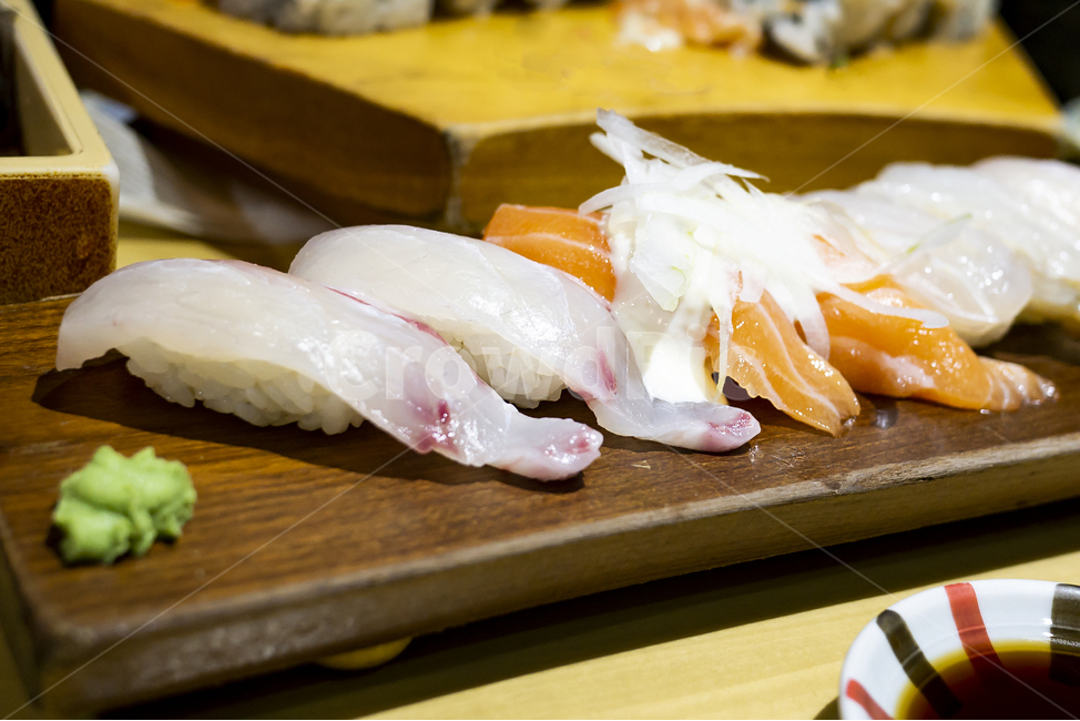 초밥,회,스시,나무도마,일식집,일본,음식,연어,광어,새우,간장,맛집,생,날것의,일본음식,일식,한끼,맛있는,부드러운,모듬초밥,모둠초밥,음식,식재료,요리,food,cook,meal,dishes,food reserves,수산물,해산물,fishery products,seafood,일식,일본음식,일본요리,Japanese food,Japanese dishes,Japanese meal,Japanese cook