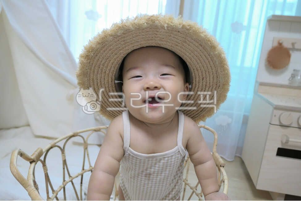 바구니,라탄,라탄바구니,표정,텐트,아기텐트,러그,유아텐트,놀이방,아기모델,헤어밴드,아기,신생아,사람,갓난아기,귀여운,작은,소중한,앙증맞은,인간,어린,한살,1세,만0세,아가,영유아,얼굴,엄마품,안긴,베이비,천사같은,사랑스러운,가족,아들,라이프스타일,생활,육아,보육,순수한,순진한,천진난만한,건강한,인테리어,모자,밀짚모자