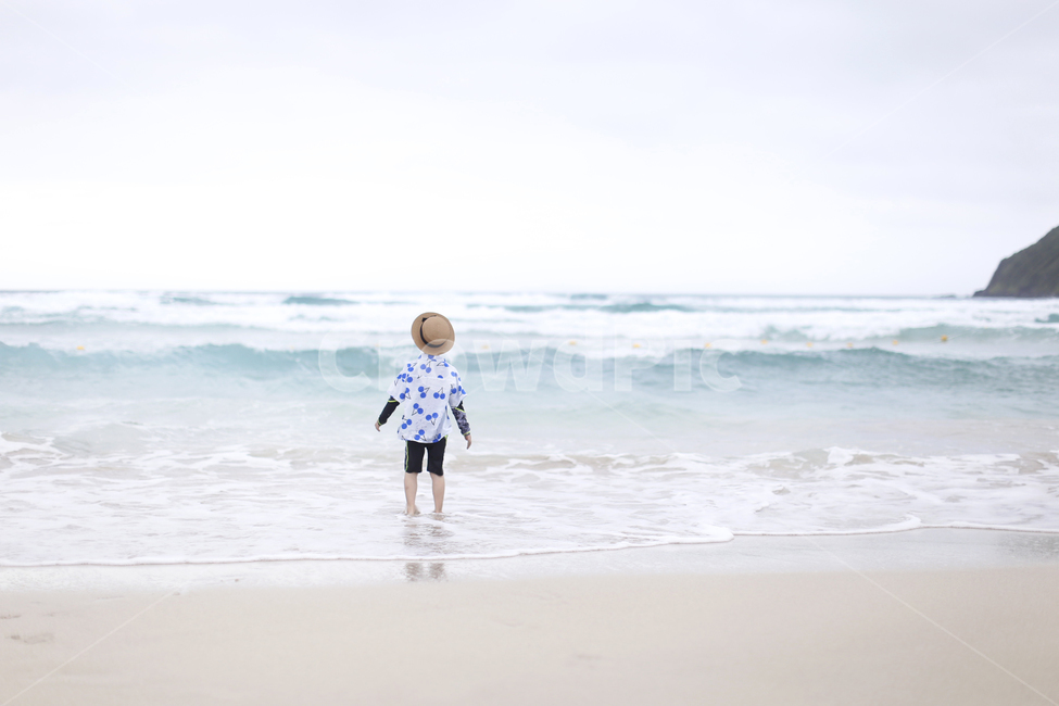 제주도,여행,가족여행,서우봉해변,뒷모습,파도,여름,방학,해변,바다,beach,sea,사람,인물,인간,human,person,어린이,어린아이,child,children,kid,여행,휴가,traveling,vacation,trip