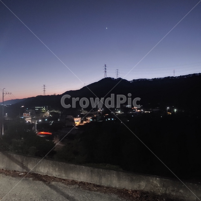 타맥,asphalt,아스팔트,nature,자연,outdoors,옥외,야경,보라,보라색,보라색하늘,저녁,저녁하늘,보랏빛하늘,sky,moon,산,마을