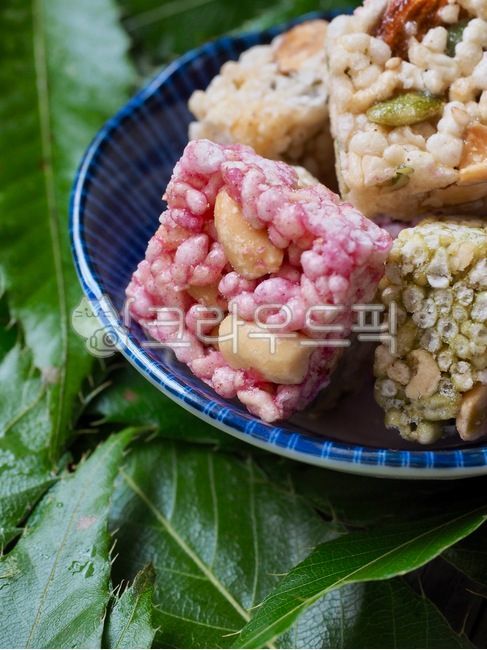 green leaves,asianfood,koreanculture,plate,Korean traditional food,traditionalculture,Thanksgiving,holiday,traditional culture,leaves,wellbeing,Korean food,Korean food culture,Asian food,tradition,traditionalfood,Lunar New Year food,new year,koreanfood,fo