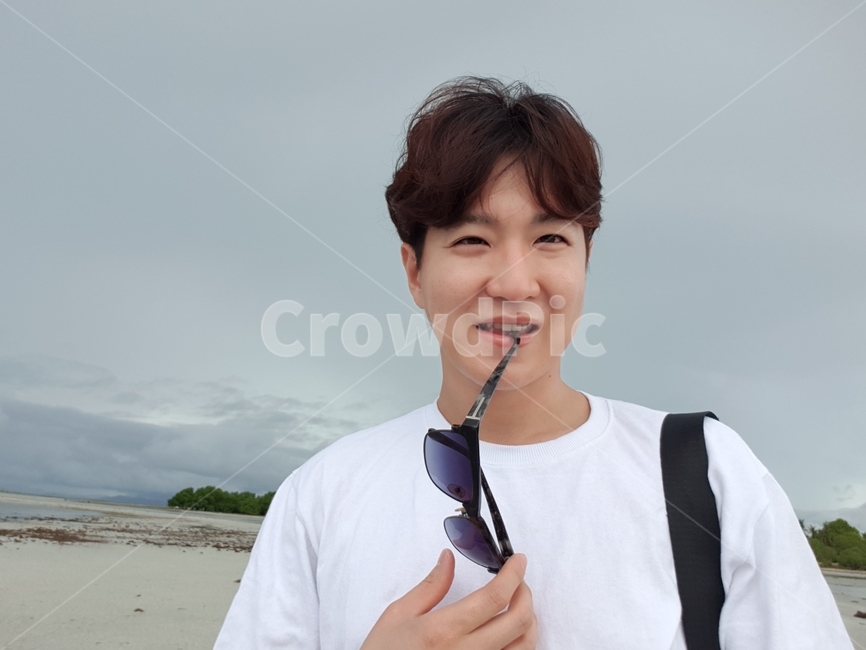 남자,선글라스,티셔츠,구름,하늘,man,male,사람,인물,인간,human,person,얼굴표정,facial expression,face,남성,남자,man,male,여행,휴가,traveling,vacation,trip