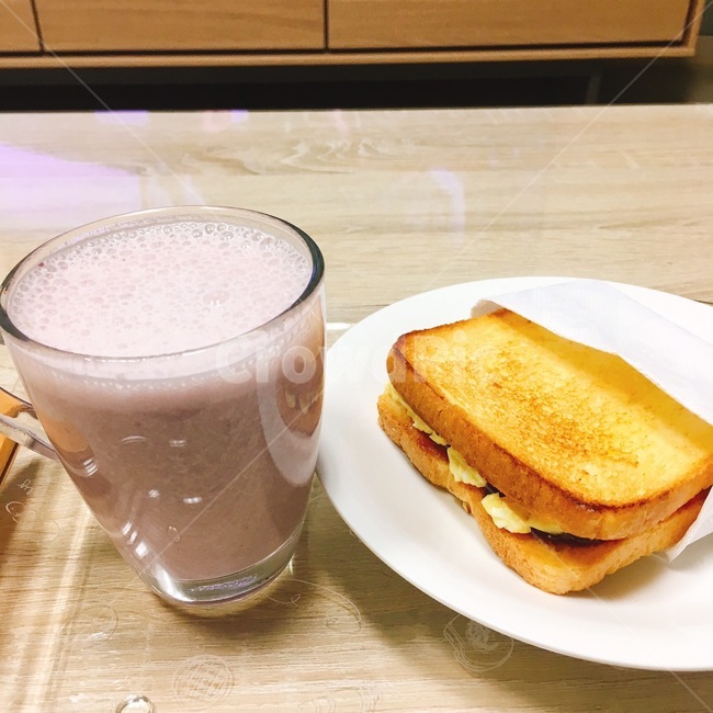 bread,빵,food,음식,토스트,에그토스트,딸기우유,딸기음료,홈카페