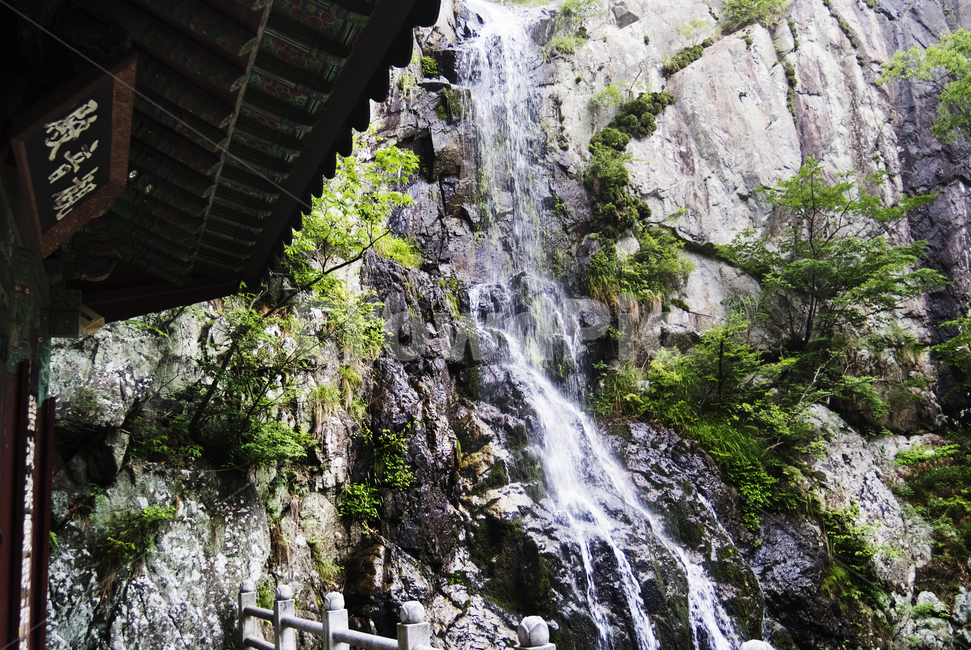 절,폭포,기와건물,풍경,폭포수,자연,풍경,nature,landscape,outdoors,옥외,water,물,river,강,waterfall
