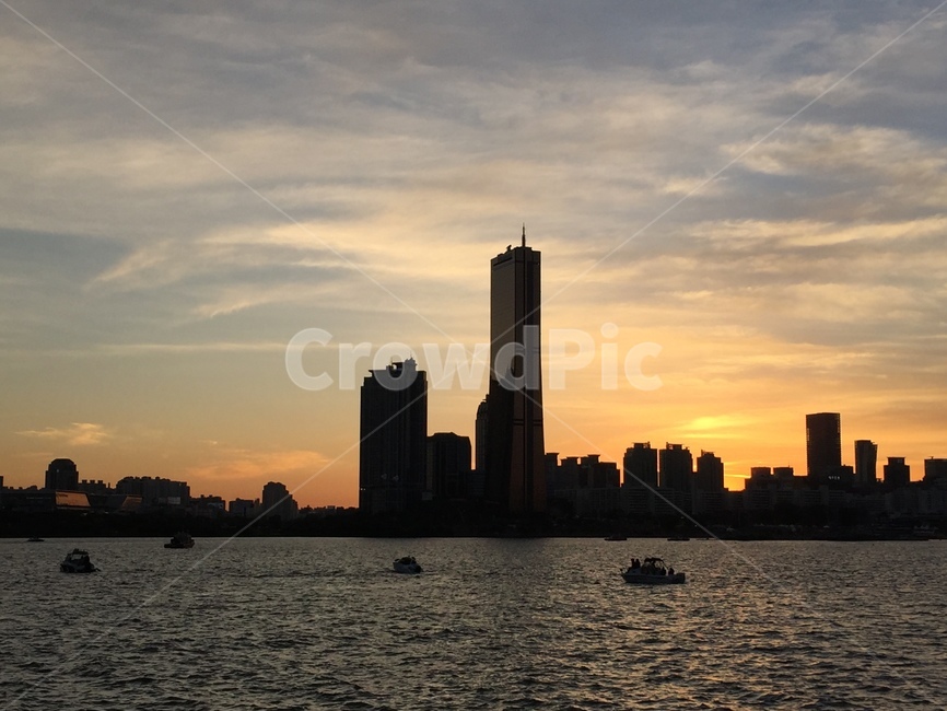 한강,일몰,강,자연,해질녁,도시,풍경,city,landscape,한국도시풍경,한국도시경관,korea cityscape,실루엣,그림자,silhouette,shadow,nature,outdoors,옥외,sky,하늘,red sky,붉은 하늘,sunset,dawn,새벽,dusk,황혼