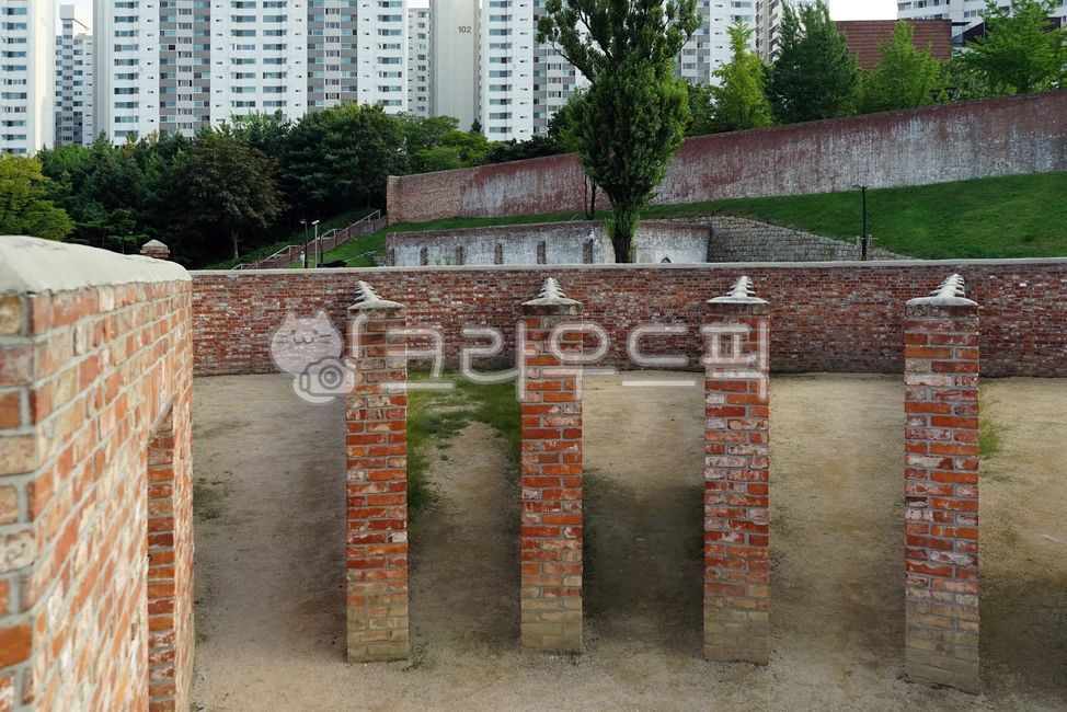 Inmate exercise facility,Bulkhead,red brick,soil,brick,Japanese occupation,wall,fence,Seodaemun Prison