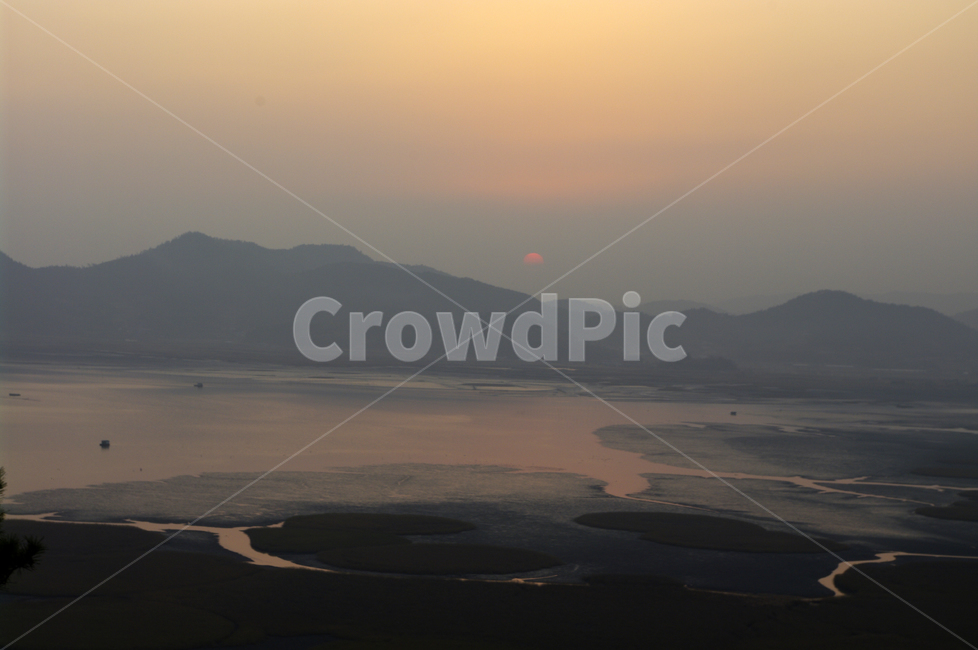 순천만,일몰,석양,노을,풍경,갈대밭,하늘,산,자연,풍경,nature,landscape,outdoors,옥외,land,땅,dawn,새벽,red sky,붉은 하늘,sunset,sky,dusk,황혼,sunlight,햇빛