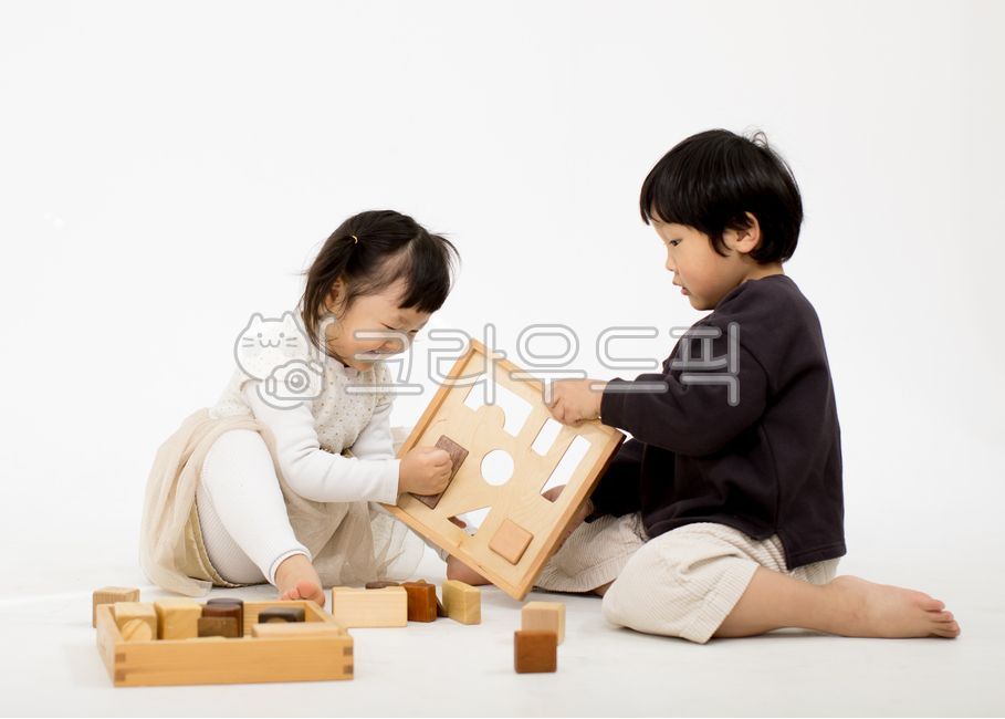 장난감,장난감놀이,남매,가족,형제,유치원,어린이,퍼즐,블록,블럭,원목놀이,교구,어린이집,아이들,친구