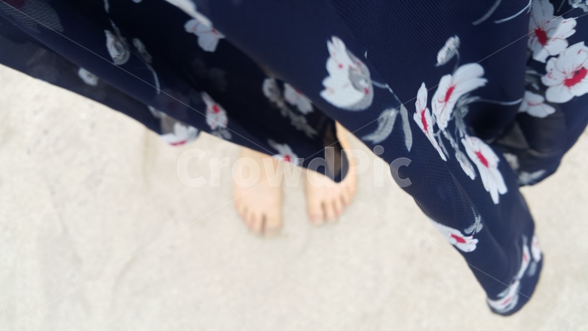 원피스,맨발,바람,꽃무늬,모래,감성사진,백사장,분위기있는,날리는,펄럭