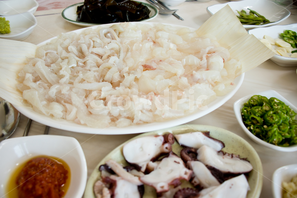 회,생선회,식사,술자리,음식,문어,고추,날것,생물,생선살,생선,끼니,회식,모임,저녁식사,점심식사,저녁,점심,한식,한국음식,일식,일본음식,신선,신선함,한국요리,일본요리,요리,요리법,문화,다이어트,배경,바탕,백그라운드,반찬,술안주,안주,바닷가,먹거리,먹을거리,rawfish,sashimi,slicesofrawfish,fish,octopus,chilipepper,chili,raw,fresh,food,koreanfood,japanesefood,cooking,cuisine,japanesecuisine,meal,lunch,dinner,diet,delicious,background,sidedish,eating,eat,beach,seaside,사시미,culture,koreancuisine,음식,식재료,요리,food,cook,meal,dishes,food reserves,수산물,해산물,fishery products,seafood