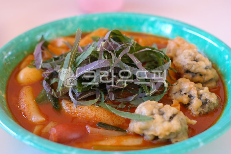 떡볶이,깻잎,옛날그릇,국물떡볶이,떡,밀떡,쌀떡,밀가루,어묵,오뎅,계란,김말이,분식,간식,식사,요리,음식,양념,소스,고추장,매운음식,매운,야채,채소,식품,식재료,맛있는,길거리음식,점심,접시