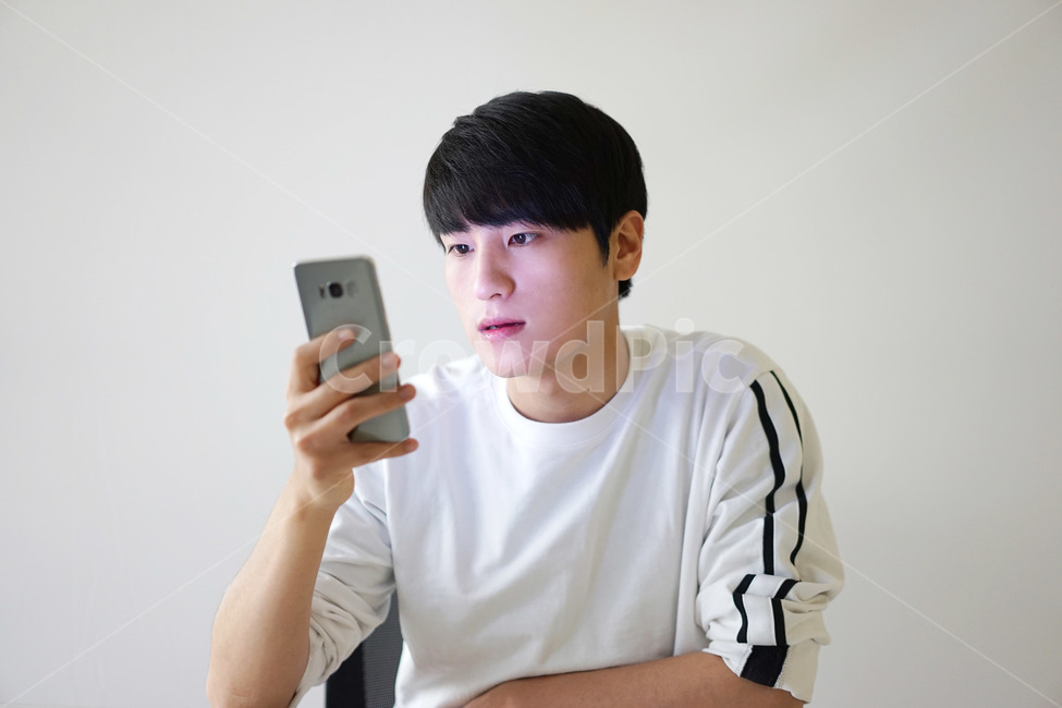 휴대폰,핸드폰,모바일,남성,남자,it,전자기기,전자제품,집중,시선,사람,인물,인간,human,person,남성,남자,man,male,정보통신기술,전자기기,전자제품,it,information,technology,electronic equipment