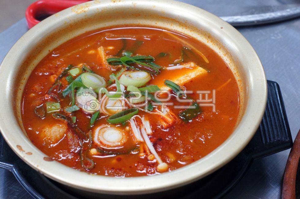 김치찌개,kimchistew,김치전골,kimchijjigae,porkstew,meatstew,돼지김치찌개,portablestove,spicystew,nickelsilver,nickelpot,음식,food,kfood,요리,플레이팅,foodpresentation,plating,음식,식재료,요리,food,cook,meal,dishes,food reserves