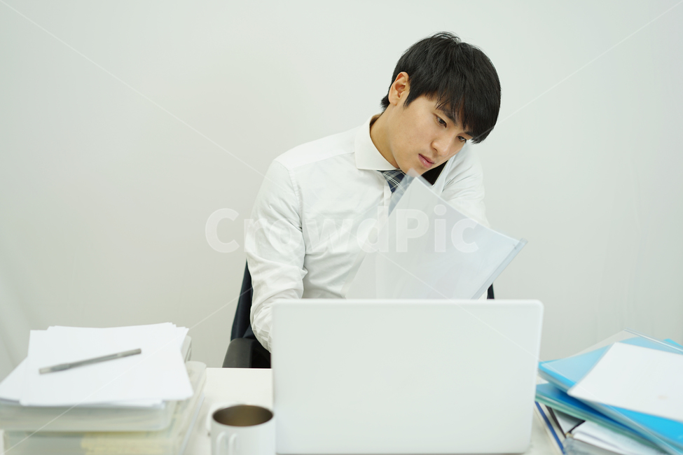 비즈니스,사업가,직장인,회사원,업무,사무실,책상,노트북,남자,남성,통화,전화,사람,인물,인간,human,person,남성,남자,man,male,산업,industry,industrial,비즈니스,사업,business,service,work