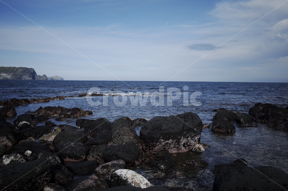 blue,sky,ocean,sea,water,바다,푸른하늘,하늘,푸른바다,shoreline,해안선,자연,stone,돌,자갈,현무암,beach,해변,자연,풍경,nature,landscape