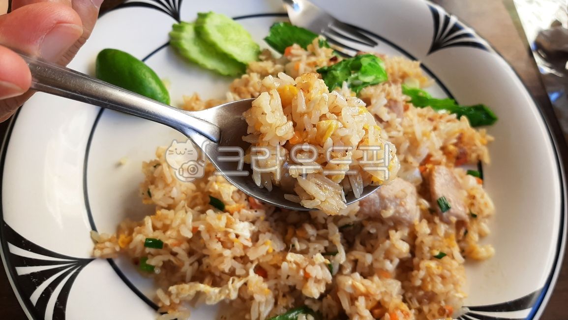 음식,푸드,볶음밥,돼지고기볶음밥,식당,라임,오이,태국식,동남아음식,숟가락,위생,맛집,접시,그릇,밥,한끼,간편한음식,간단음식