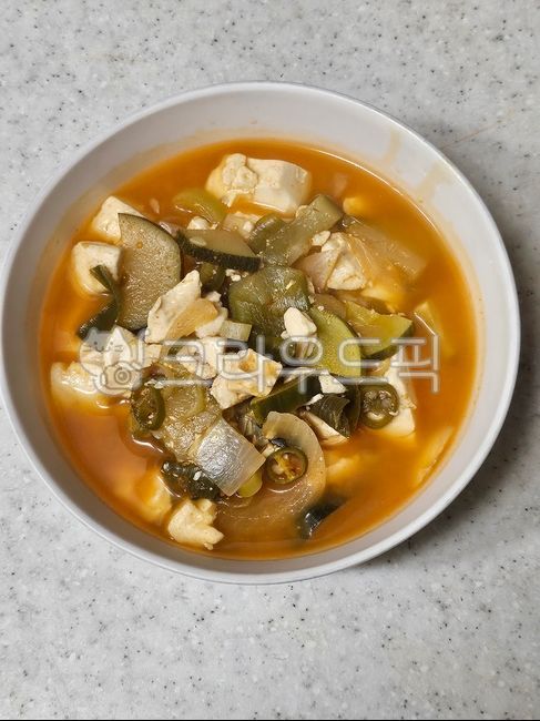 순두부찌개,순두부,silkentofu,대파,welshonion,springonion,greenonion,양파,onion,호박,pumkin,애호박,고추,redpepper,양념,육수,음식,food,식재료,식사,meal,요리,cook,국,soup,한국요리,식품,그릇,bowl
