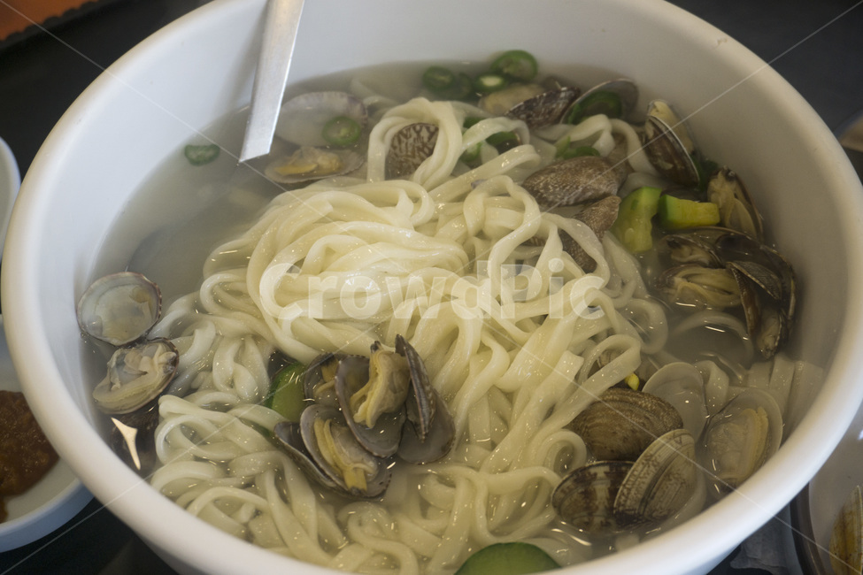 칼국수,국수,누들,바지락,바지락칼국수,해물칼국수,손칼국수,조개,해물,음식,한식,요리,국물,면,국자,애호박,고추,음식,식재료,요리,food,cook,meal,dishes,food reserves,면류,면요리,noodles,한식,한국음식,한국요리,korean food,korean dishes,korean meal,korean cook