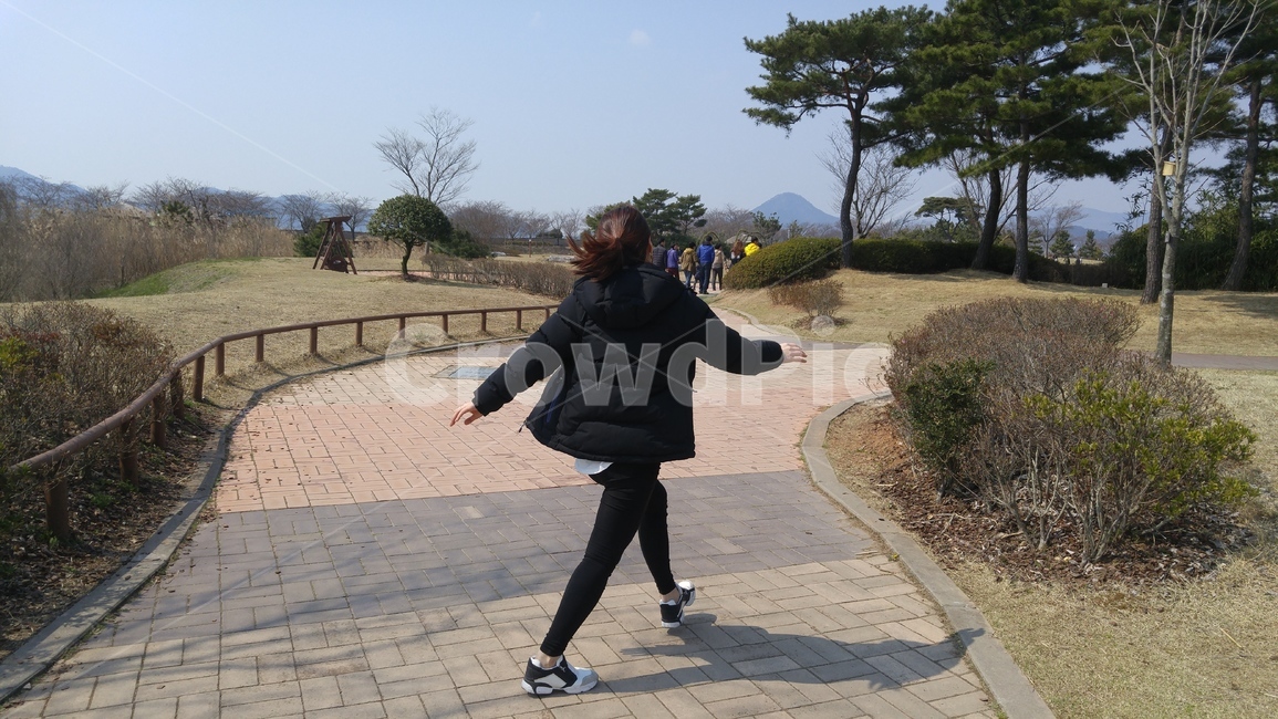 길,활기참,걷기,빠른걸음,신남,뒷모습