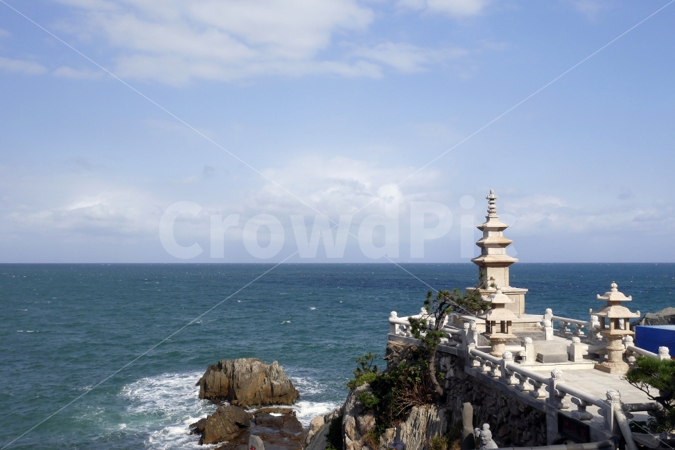 부산,바다,용궁사,석탑,경관,해안,자연,풍경,nature,landscape,한국자연풍경,한국자연경관,korea nature landscape,한국전통,한국문화,korean traditional,korean culture,랜드마크,landmark,tourist attraction,한국랜드마크,한국관광지,한국명소,korea landmark,korea tourist attraction,조각상,동상,석상,조형물,statue,bronze statue,stone statue,종교,신앙,religion,belief,faith,promontory,곶,outdoors,옥외,land,땅