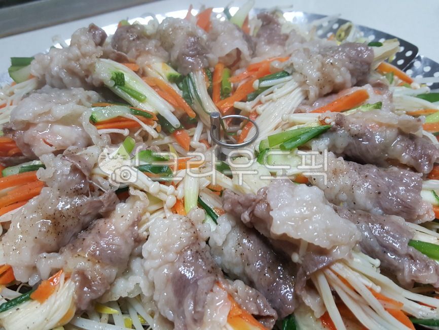 Steamed marbled vegetables,marbled,Korean,Enoki Mushroom,beef,food,Korean food,host,Steamed,vermicelli,carrot