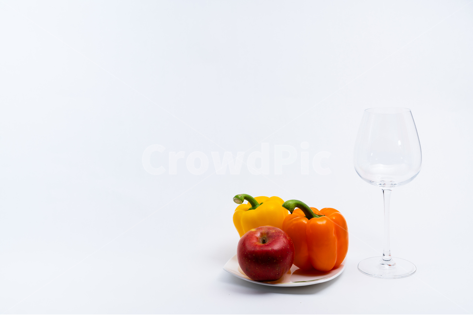 접시,그릇,도자기,와인잔,유리잔,투명한,배경,주황색,하얀색,채소,야채,식재료,다이어트,건강한,칼로리,식단,안주,알콜,주류,차가운,담백한,딱딱한,쥬스,항산화,정돈된,농사,깨끗한,수분,정물,스튜디오,접사,음식,비타민,반찬,파프리카,노란색,사과,과수원,빨간색,녹색,채소,야채,vegetables,사물,물건,오브젝트,thing,object,matter,연출,컨셉,콘셉,direction,concept