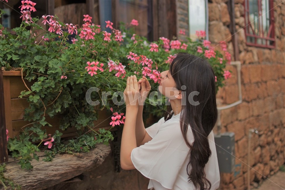 여자,담벼락,꽃,골목,옆모습,사람,인물,인간,human,person,여성,여자,woman,female,lady