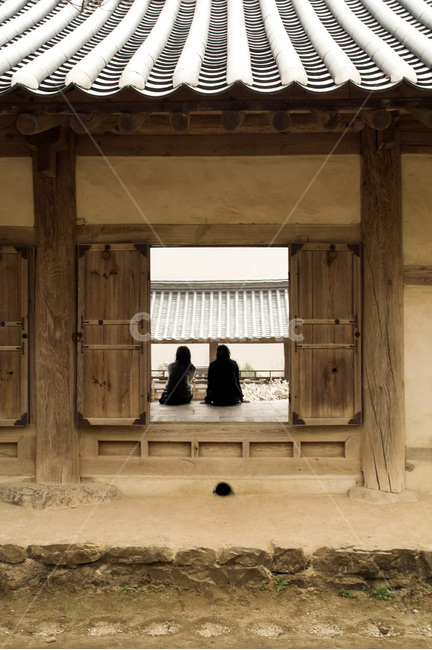 한옥,문,다정,사람,기와,친구,한국전통,한국문화,korean traditional,korean culture,사람,인물,인간,human,person,인물실루엣,사람실루엣,character silhouette,human silhouette,친구,우정,friendship,companion,건축물,건물외관,exterior,building,structure,architecture,construction
