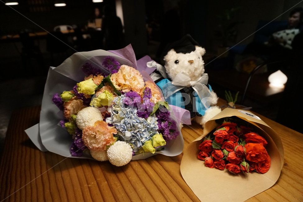 졸업,졸업축하,기념일,꽃다발,곰인형,기념일,축하,anniversary,congratulation,celebrate,celebration