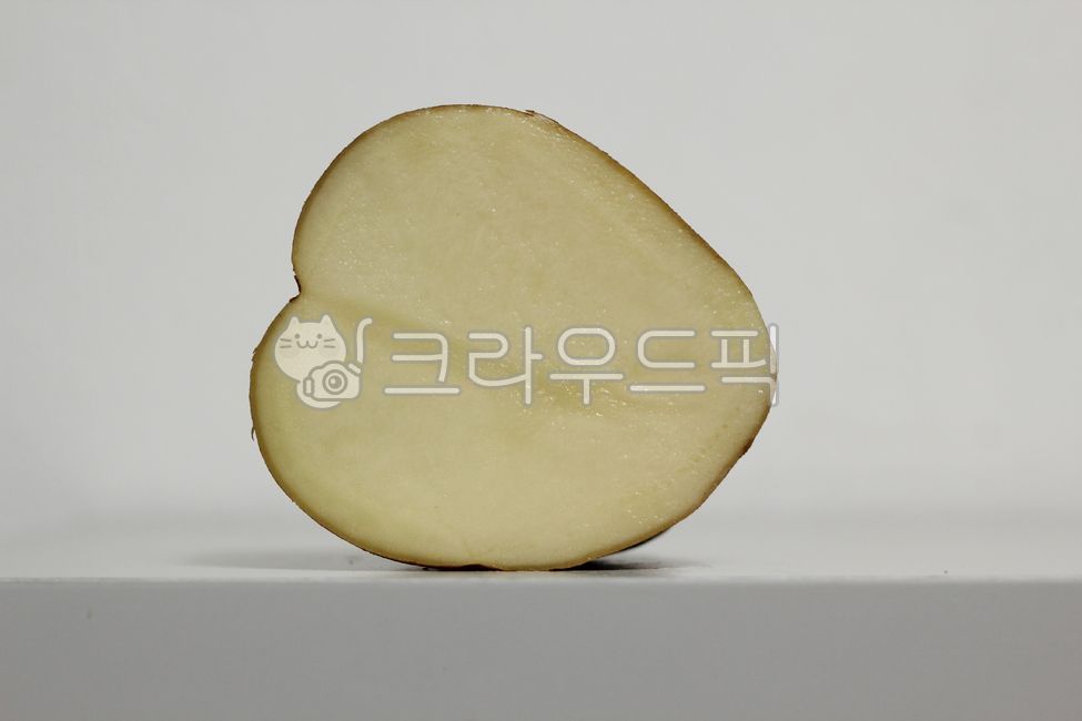 potato cross section,sliced,potato,wall,table