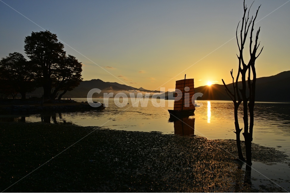 boat,보트,transportation,교통,person,사람,human,인간,outdoors,옥외,nature,자연,dawn,새벽,light,빛,flare,플레어,sunlight,햇빛,sky,하늘,redsky,붉은하늘,양평,두물머리,일출,두물머리아침,돚단배,황포돚배,나룻배,여명,나무,자연,풍경,nature,landscape,한국자연풍경,한국자연경관,korea nature landscape