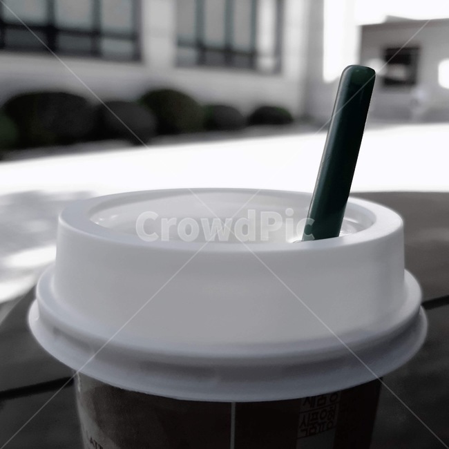 커피,분위기,감성,색감,테이크아웃,coffee,편안함,안정,야외,휴식,휴일,한가로움,여유,카페라떼,엽서사진,카드,정사각형사진,커피,카페,coffee,cafe,흑백,모노톤,monochrome,black and white