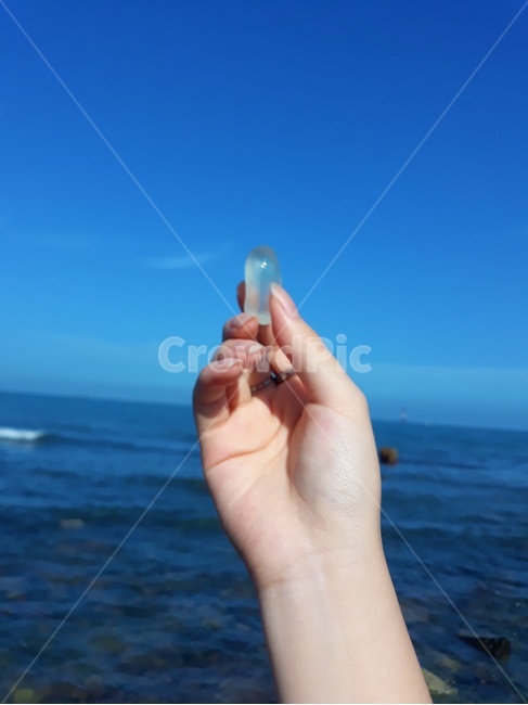 바다,돌,유리조각,손,하늘,수평선