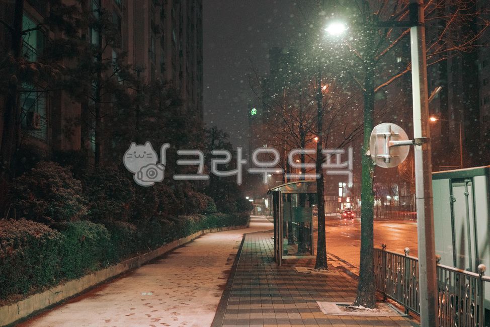 sidewalk,snowy night,winter street lights,winter,snowy street,city night view,snowing,winter street,Street lamp,winter road,season,Bus stop