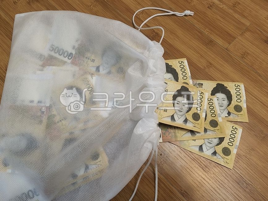 a bundle of money,bribe,Shin Saimdang,bundle of money,emergency fund,slush fund,Saving,sack of money,000 won,saving,money,50,purse,living expenses