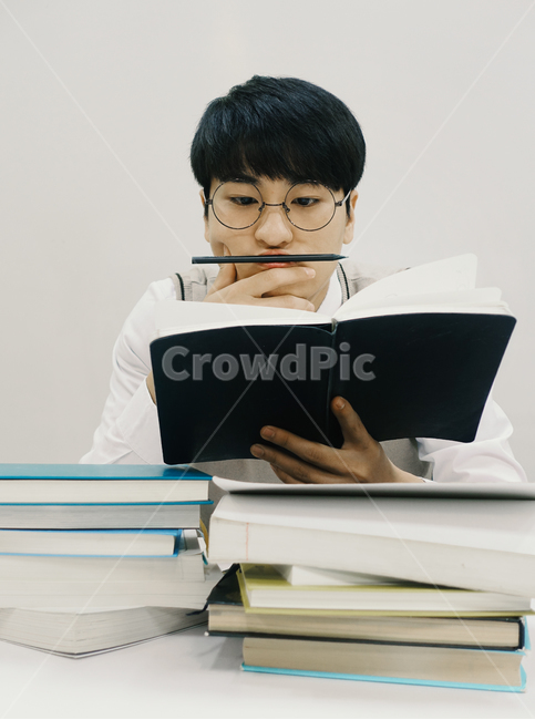 수능,교육,학생,교복,시험,강의,수업,고등학생,고3,남고생,남자고등학생,남고,수능시험,기말고사,중간고사,모의고사,exam,quiz,test,공부,남자,남학생,학업,진로,사람,인물,인간,human,person,얼굴표정,facial expression,face,남성,남자,man,male,교육,학교,공부,education,learning,study,school