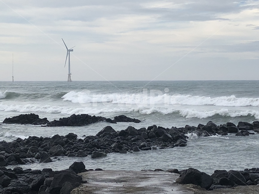 파도,바다,풍차,성난바다,제주도,비오는제주,감성,자연,풍경,nature,landscape,제주도,jeju,jeju island,outdoors,옥외,ocean,대양,sea,water,물