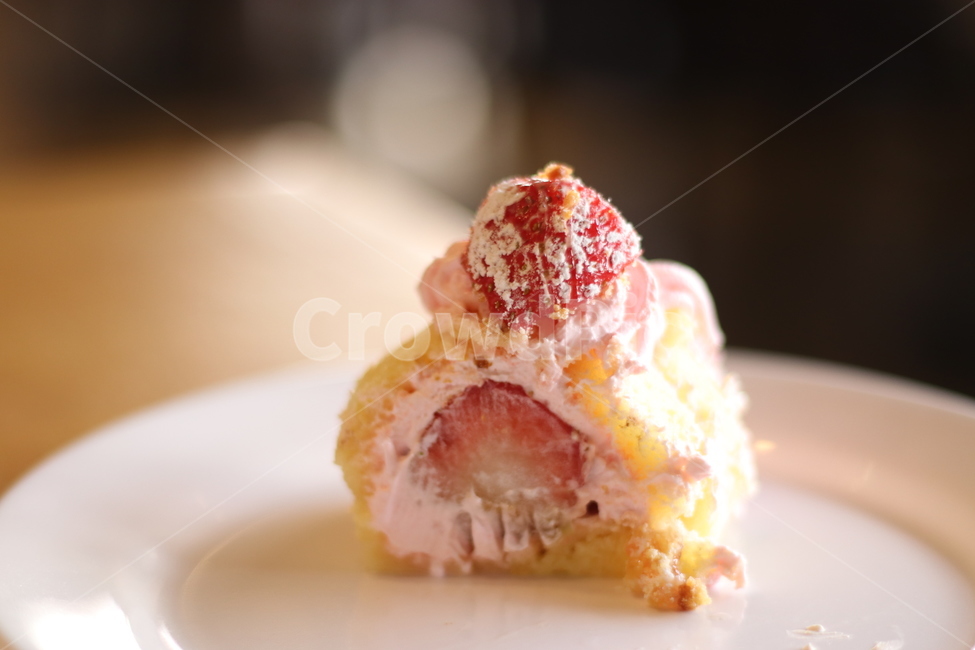 딸기빵,빵,초콜릿,롤케이크,롤케익,cream,icecream,아이스크림,dessert,크림,creme,음식,food,디저트,sweets,과자