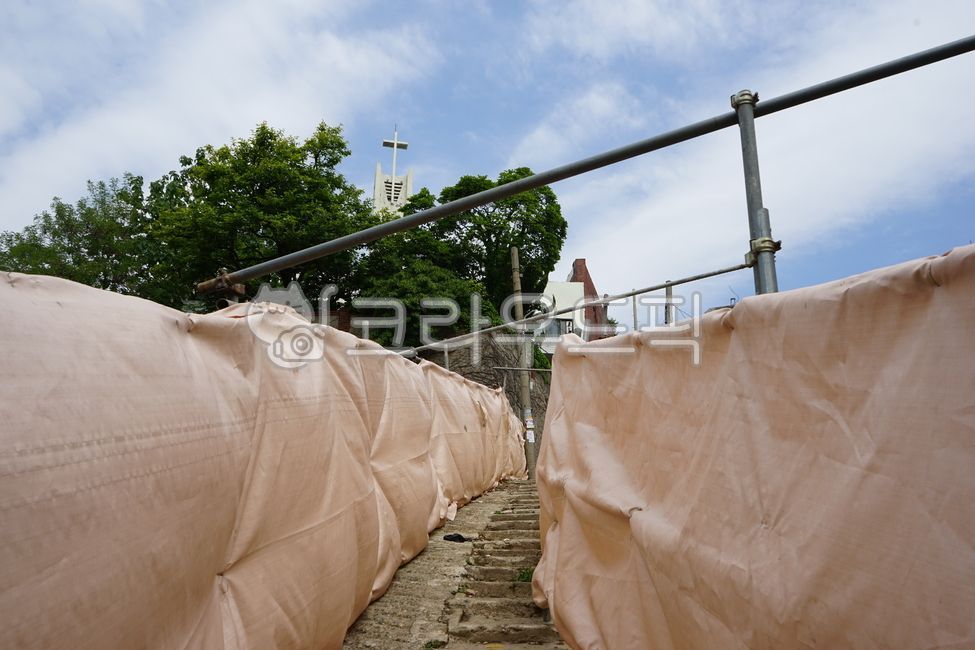 sky,tent,handrail,stairs,tree,reconstruction,urban planning,Handrail