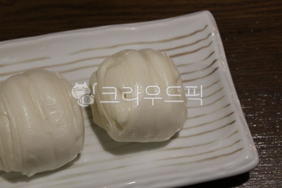 bread,plate,Chinese food,flower bread,food,meal,Chinese cuisine,dish,cooking