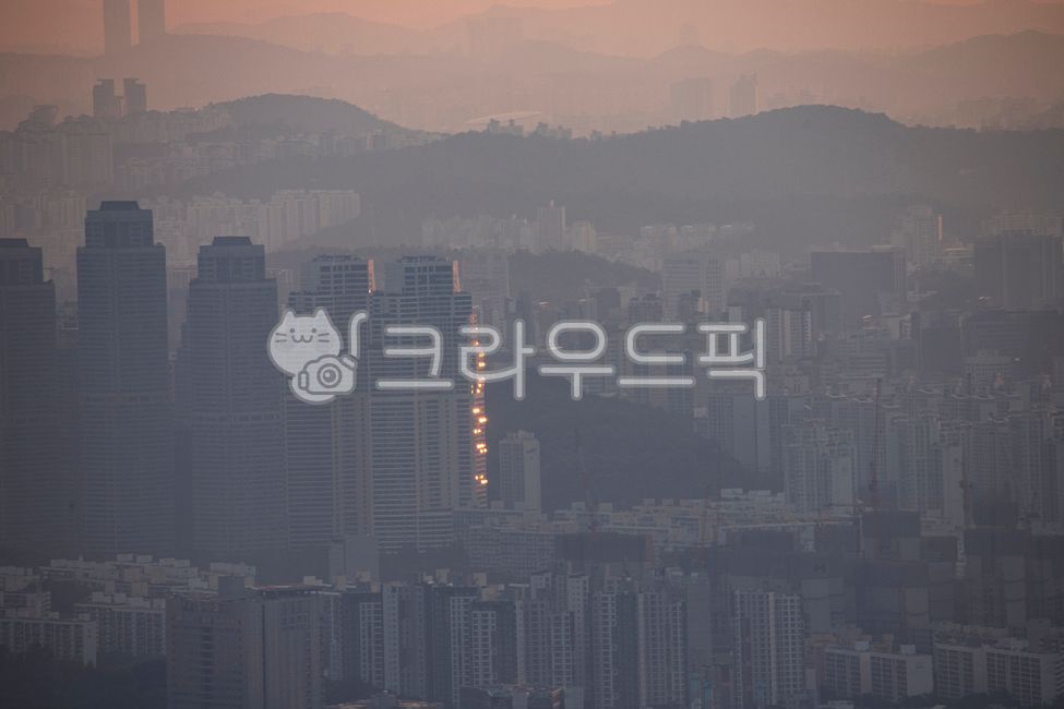 fine dust,high altitude,city,industry,Hazardous Substances,air,building,harmful,Pollution,mountain,From China,dark,sight,land mark,spring season,high rise building,sky,smoke,health,dinner,seoul,monsoon,sunlight