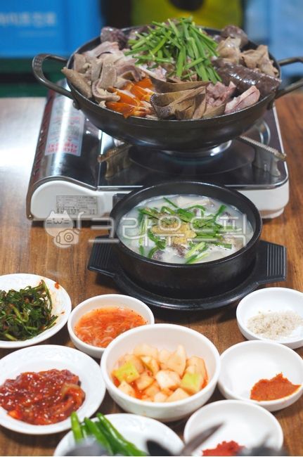 blood sausage,sundae,sulguk,hangover soup,hangover soup,sundae soup,soup,assorted sundae,assorted sundae,boiled pork,sundae naejang,intestines,table setting,korean cuisine,Korean table setting,side dish,sidedish