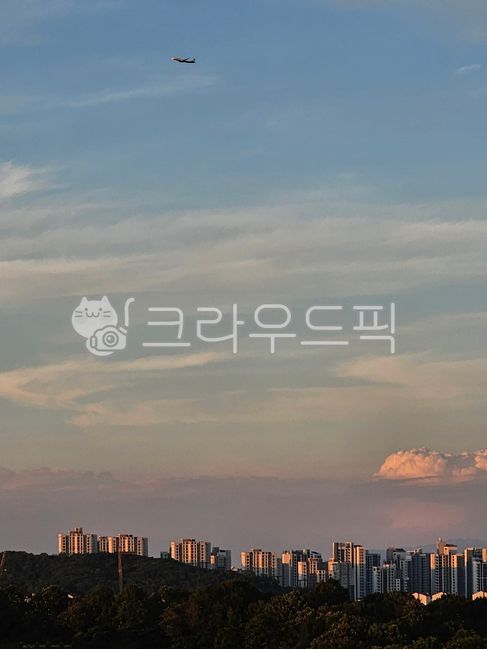 City,apartment,skyscraper,skyline,sky,clouds,airplane,sunset,evening sky,peace,modern city,nature and city,air purification,urban landscape,wide sky,daily life,rest area,clear sky,scenery,city life,far away airplane,walk,leisure,atm